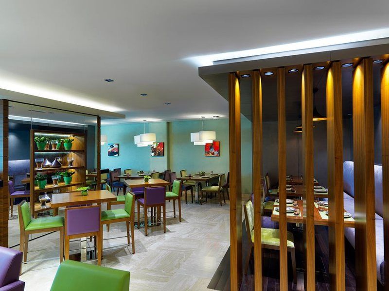 Damac Maison The Vogue ดูไบ ภายนอก รูปภาพ The interior of a restaurant in the hotel
