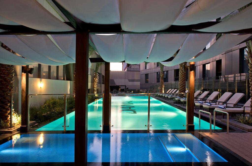 Damac Maison The Vogue ดูไบ ภายนอก รูปภาพ The pool at the hotel