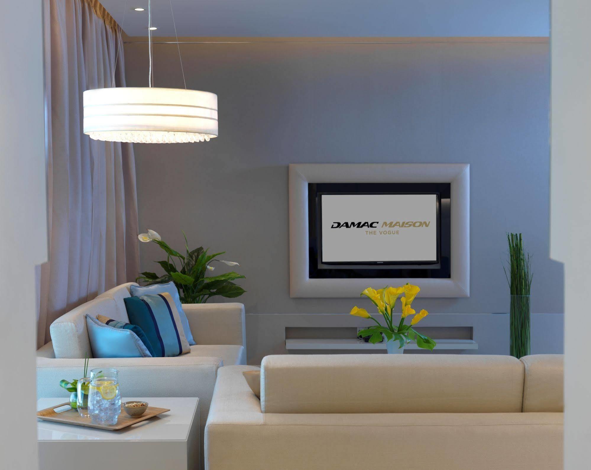 Damac Maison The Vogue ดูไบ ภายนอก รูปภาพ A living room at the hotel