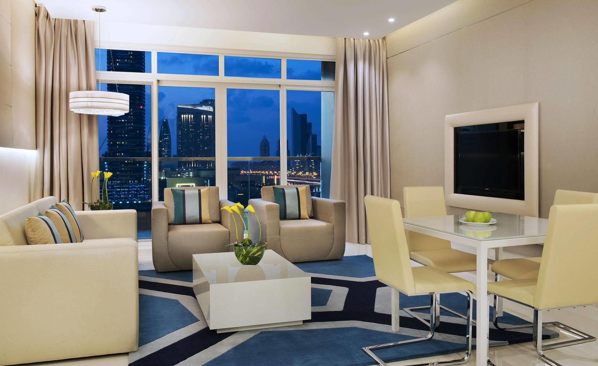 Damac Maison The Vogue ดูไบ ภายนอก รูปภาพ A living room in a typical apartment