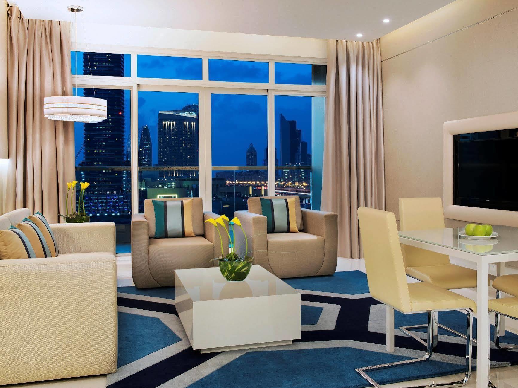 Damac Maison The Vogue ดูไบ ภายนอก รูปภาพ A living room in a typical apartment