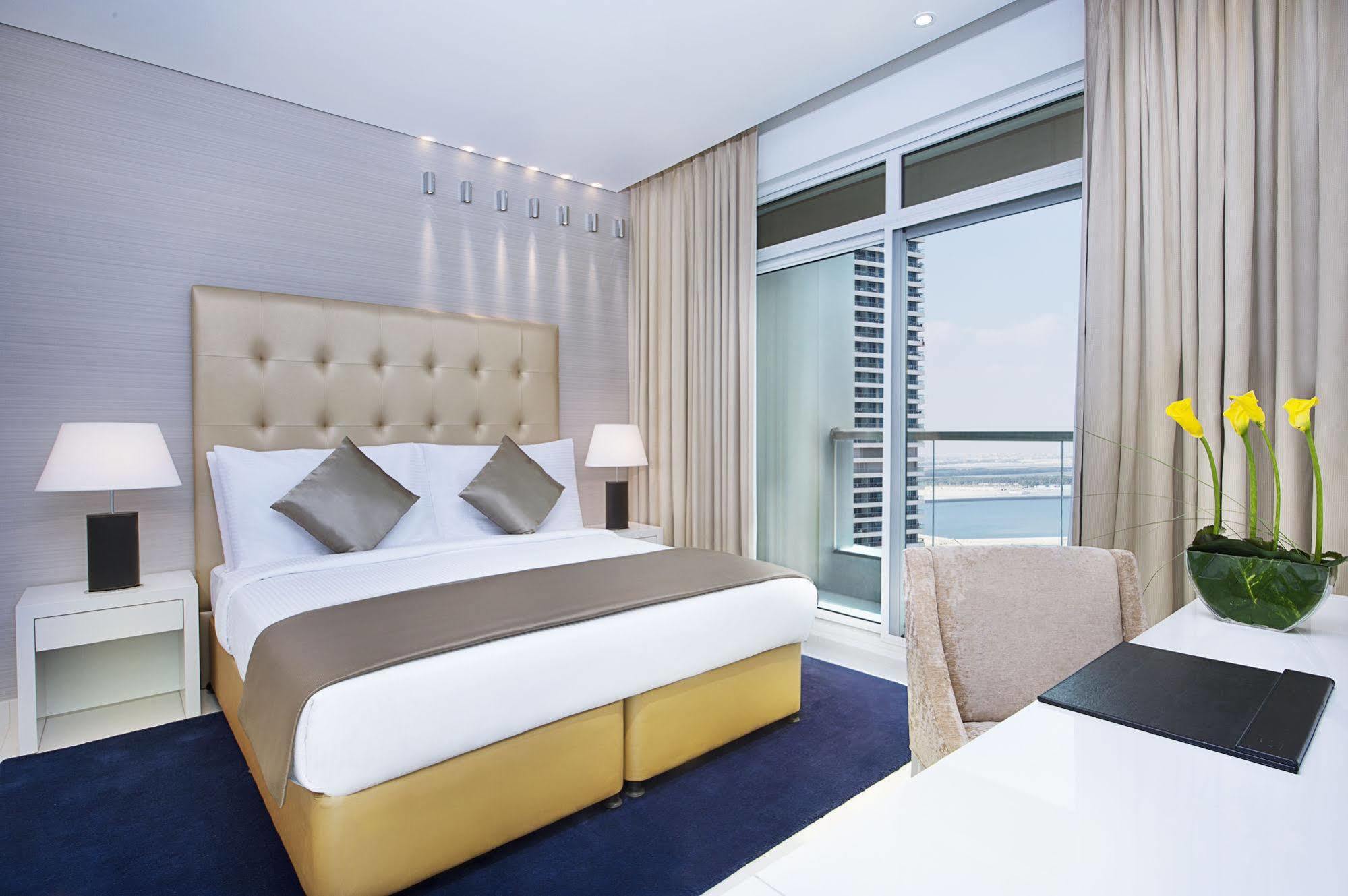 Damac Maison The Vogue ดูไบ ภายนอก รูปภาพ A bedroom at the Jumeirah Beach Hotel