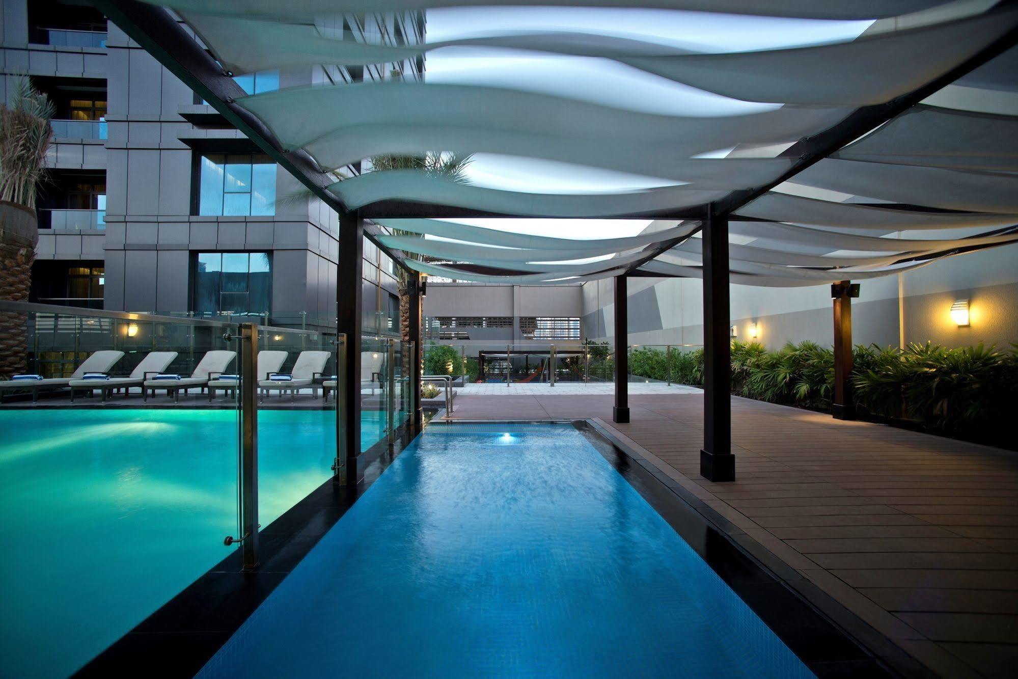 Damac Maison The Vogue ดูไบ ภายนอก รูปภาพ The swimming pool at the hotel